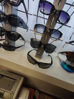 Bílý rohový stojan na obruby. - 4