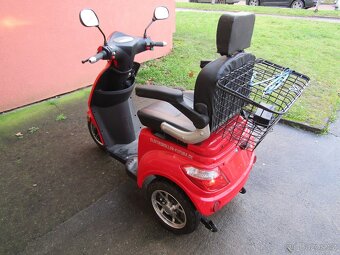 Invalidní vozík. Tříkolka - 4