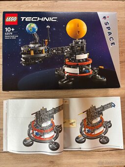 LEGO Technic 42179 Planeta Země a Měsíc na oběžné dráze - 4