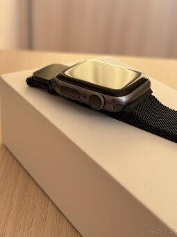 Apple Watch Series 5 – 40mm, Space Gray Aluminium + 4 řemínk - 4