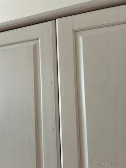 Dřevěná šatní skříň - 4