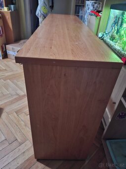Dřevěná skříňka s dvířky a policovým dílem - 4