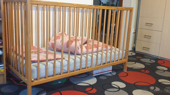 Dětská postýlka a jídelní stoleček , židlička - 4