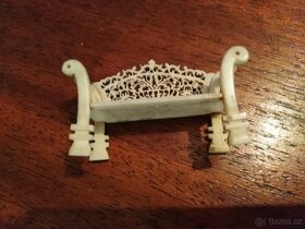 Vyřezáváný miniaturní nábytek z kosti - 4
