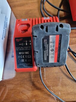 MILWAUKEE Inteligentní nabíječka M12-18 C+akumulátor - 4