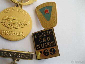 ODZNAK - 8 ks  SVAZARM - 4