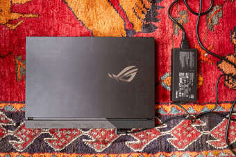 Asus ROG Strix G713QR-HX012T | 17,3", 144 Hz, 1080p - 4