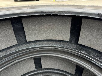 225/35R19 - 4