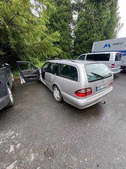 Mercedes E210 - 4