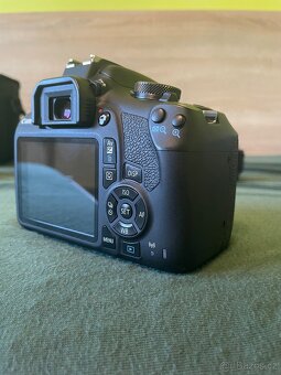 Canon EOS 2000D + 3 objektivy (10–18mm, 18–55mm, 50mm) - 4