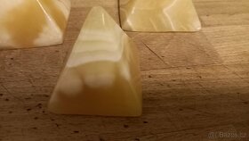 Soška Nefertiti a tři pyramidy - 4