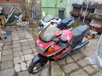 CBR 1000F + 1 na díly POUZE JAKO CELEK - 4