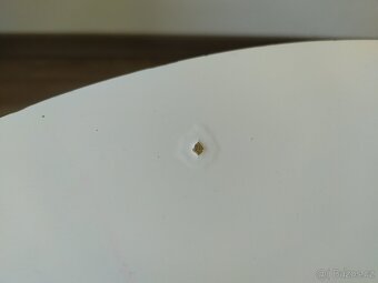 Stolek Ikea Kvistbro s poškozenou deskou - 4