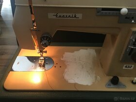 Šici stroj / kufříkový - 4