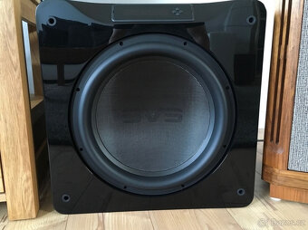 Subwoofer SVS SB 16 Ultra v lesklé černé barvě – naprosto ja - 4
