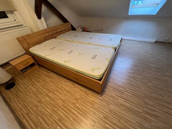 Postel 180x200 včetně roštu , dvou matraci , 2x noční stolek - 4