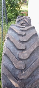 Pneu na traktorbagr - 4