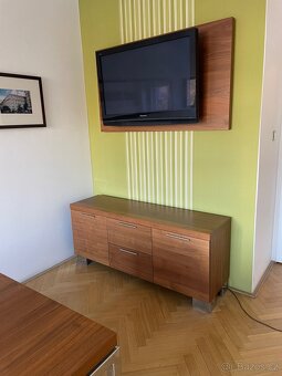 Velmi pěkný ořechový jídelní stůl BoConcept - 4