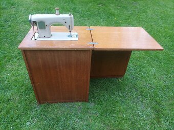 Šlapací šicí stroj Minerva ve skříni – retro komplet s přísl - 4