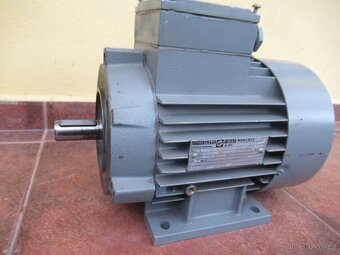 NEPOUŽITÝ patkový elektromotor s přírubou 380V.0,75kw-2840ot - 4