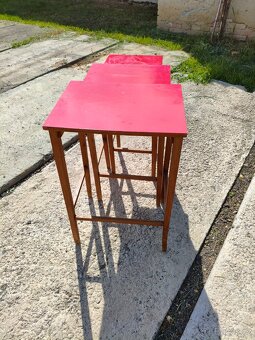 Hnízdové Retro stolkÿ s červenou deskou - 4