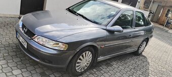 Opel Vectra 1.8i - 4