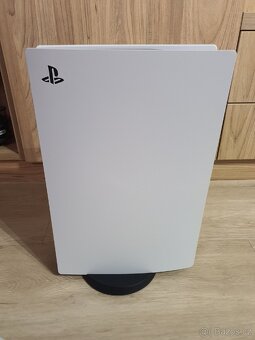 PS5 Digital Edition + 2 ovladače + černý kryt – skvělý stav - 4