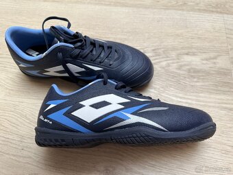 Tenisky sálovky Lotto 32, kopačky turfy Adidas 33 - 4