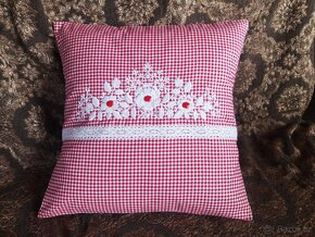 4x KRÁSNÝ VYŠÍVANÝ POVLAK NA POLŠTÁŘEK - KANAFAS - 4