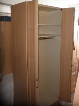 Velká šatní skříň s lámacími dveřmi - 4