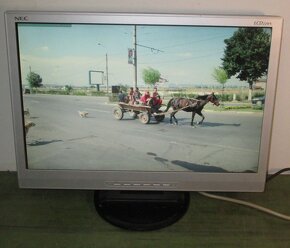 LCD monitor NEC 22 palců, 1680x1050 - 4