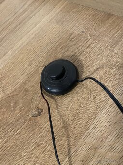 TV stolek s LED podsvícením a skleněnou deskou - 4