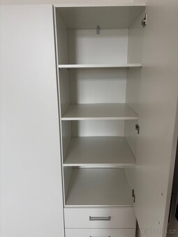Bílá skříň 145 × 176 cm – 3 dveře, 3 zásuvky - 4