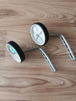 Dětské kolo , přídavná kolečka ke kolu a helma - 4