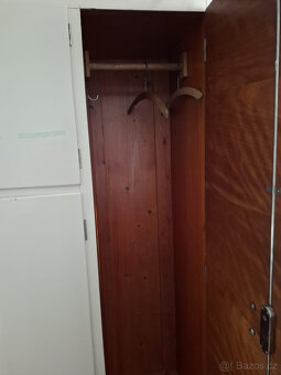 Starý historický dřevěný kredenc - 4