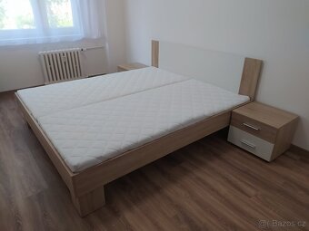 Postel s nočními stolky, roštem a matracemí nová - 4