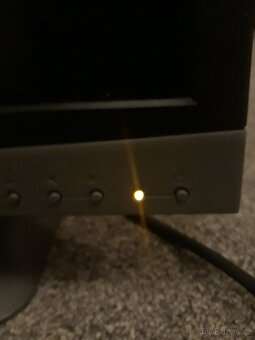 BAREVNÝ  LCD  MONITOR  17  PALCŮ  ZN.  LENOVO - 4