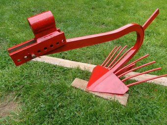 Prodám díly na zahradní frézu zn.TERA-VARI a další. Prodám ř - 4