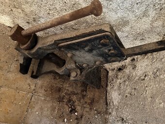 Kovářský svěrák - 4