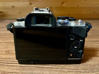 Olympus OM-D E-M10 - 4