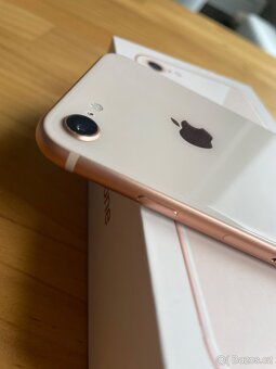 iPhone 8 zlatý, 64GB - 4
