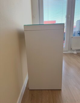 Noční stolek ze skleněnou deskou - 4