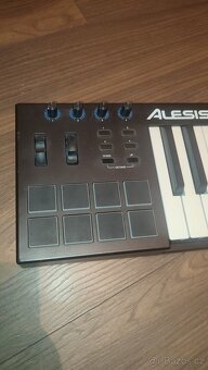 Alesis V25 MIDI klávesy - 4