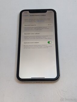iPhone 11 64gb white. Dobru stav. Baterie 87%. Záruka 6 měs. - 4