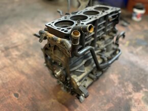 Blok - spodek - motoru 2.0 TDi kód motoru AZV - BKD - 4