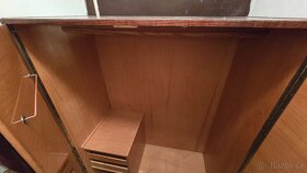 Šatní skříň dřevěná retro - 4