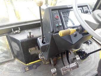 Traktor bagr JCB - 4