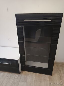 Prodám obývací stěnu + komoda - 4