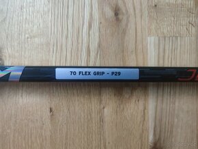Prodám zcela novou hokejku CCM Jetspeed FT7 PRO, pravá - 4