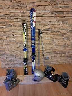 Dětské lyže  a lyžáky vel. 110  a vel. 130 a dětska přilba - 4